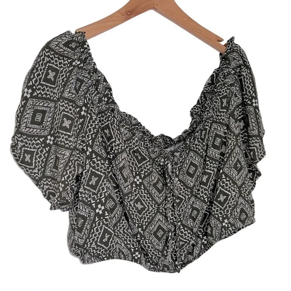 Torrid 2‎ army green with small white flowers cropped off the shoulder top - Picture 3 of 6